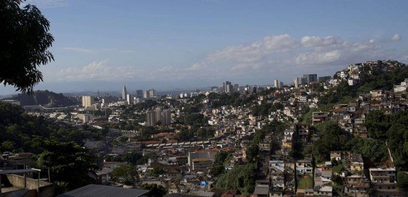 Brésil : Des hélicoptères de la police sèment la panique dans les favelas de Rio