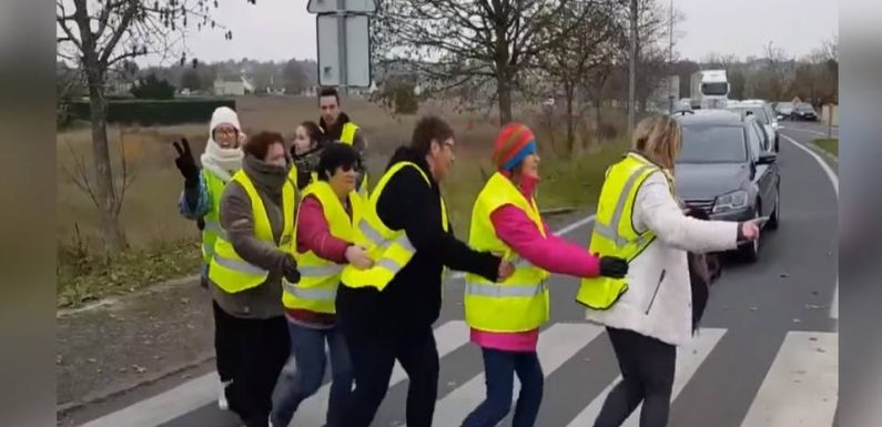 Il y a un an, les « gilets jaunes » : « On a vu les gens se mélanger, c’était beau »… Comment une simple chenille a fédéré les manifestants à Chinon