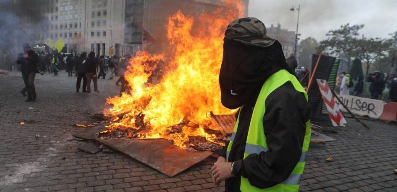 « Gilets jaunes » : Emmanuel Macron condamne les violences en marge du premier anniversaire et les silences « complices »