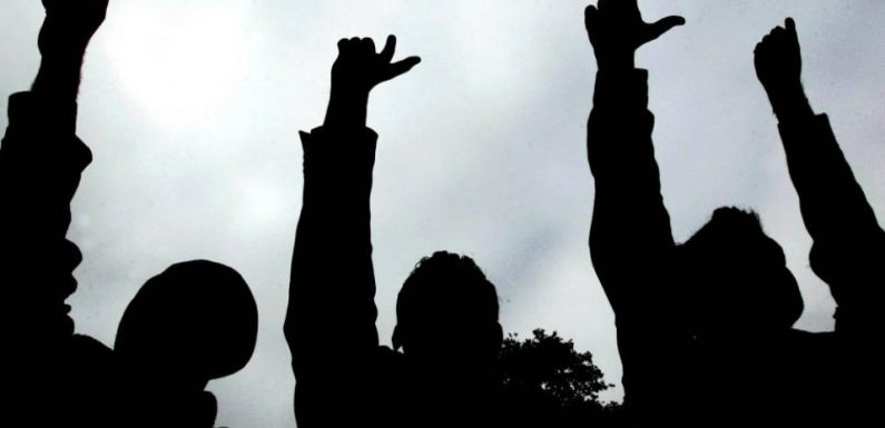 Que signifie l’index pointé vers le ciel, un geste récupéré par les partisans du groupe Etat islamique ?