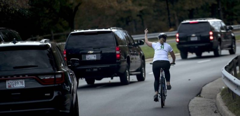 Etats-Unis : Elle avait fait un doigt d’honneur à Donald Trump, Juli Briskman est désormais une élue Démocrate