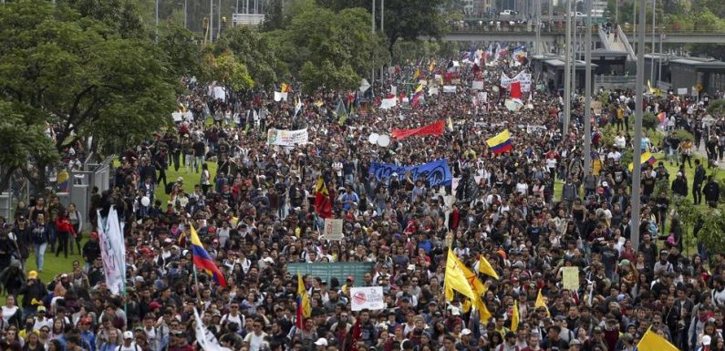 Colombie: Des dizaines de milliers de manifestants contre le gouvernement conservateur