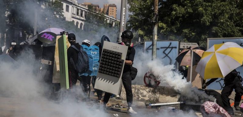 Hong Kong : Nouveaux heurts, un policier blessé par une flèche