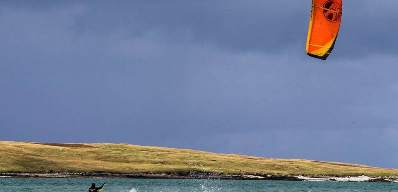 Calvados : Un kite surfeur, emporté par un vent violent, grièvement blessé