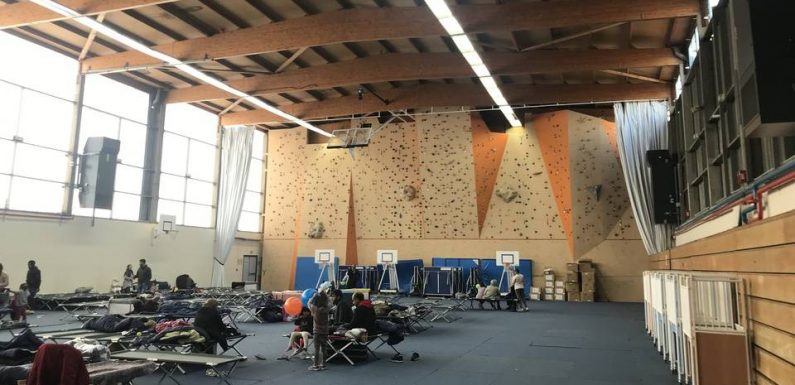 « Ici, c’est toujours mieux que la rue »… Au gymnase Jean Bouin, l’attente et les espoirs des migrants évacués du nord de Paris