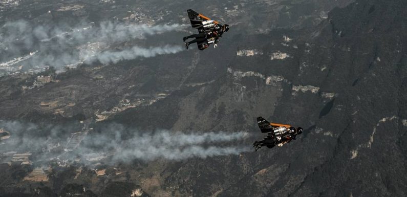 « Un accomplissement ultime »… Les Soul Flyers ont traversé à 370 km/h « la porte du ciel » en Chine grâce à Jetman