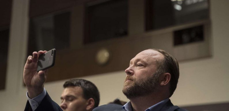 Une start-up française permet au conspirationniste américain Alex Jones de continuer à diffuser ses vidéos