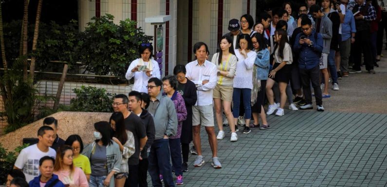 Elections locales à Hong Kong: participation record après des mois de contestation