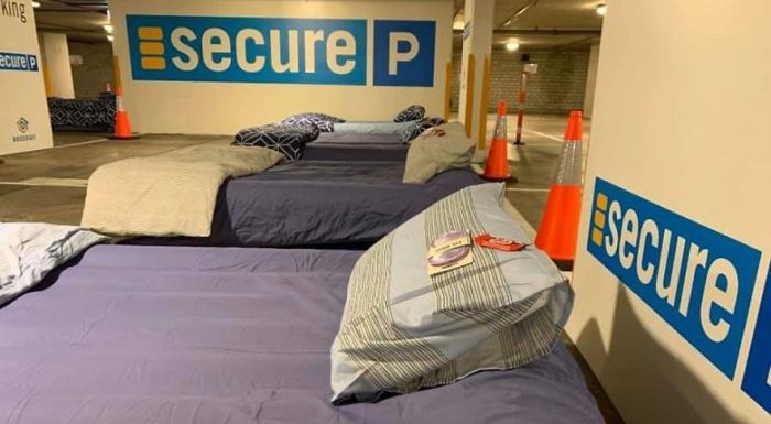 En Australie, ce parking est transformé la nuit en dortoir sécurisé pour les sans-abri