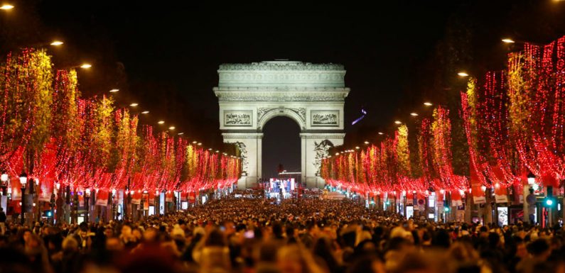 Coup d’envoi des illuminations de Noël sur les Champs-Élysées, tout de rouge vêtus