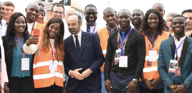 Edouard Philippe inaugure le TER à Dakar (Sénégal)