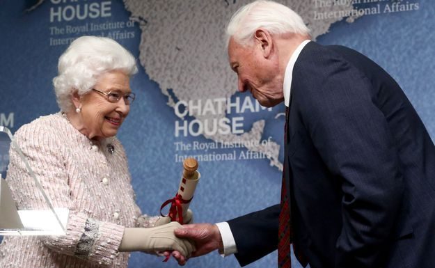 Elizabeth II de sortie, tout sourire et badine, malgré l’affaire « Andrew »