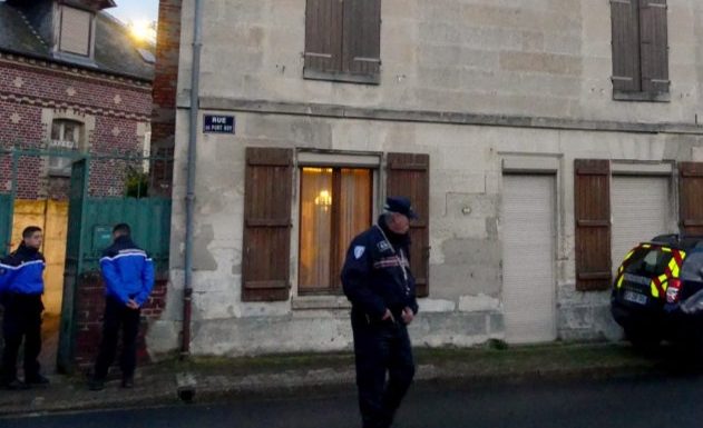 Le prêtre de 91 ans tué à coup de crucifix dans la gorge ?