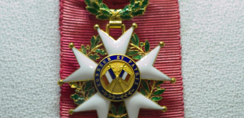 Légion d’honneur : quand la « masse de granit » s’effrite