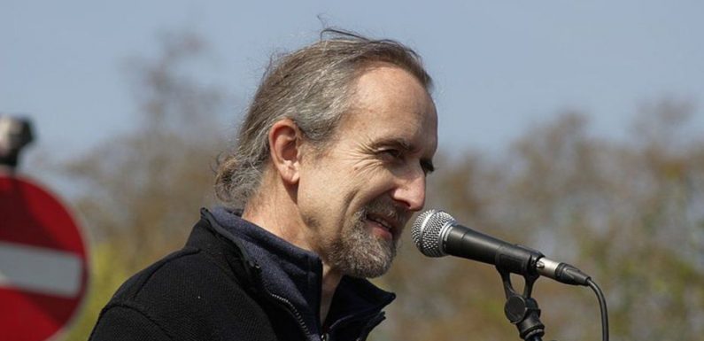 Le cofondateur d’Extinction Rebellion minimise l’Holocauste