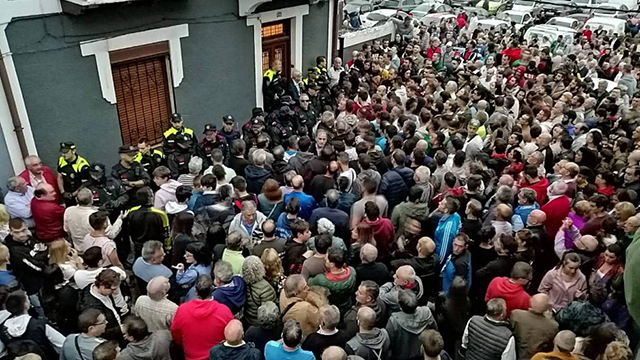 Espagne : des gitans squattent la maison de Victoria, 94 ans; la loi les protège, mais la foule en colère va déloger les intrus