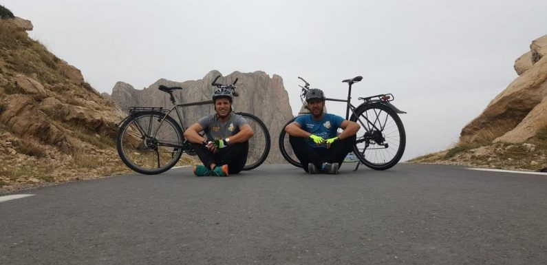 Deux Algériens font un tour écolo de leur pays à vélo pour en faire « découvrir la richesse »