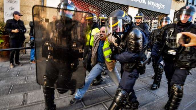 Plusieurs milliers de « gilets jaunes » défilent à Montpellier, Strasbourg, Toulouse ou Bordeaux