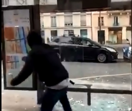 Paris : La vidéo de black-blocs tentant de briser en vain un abribus fait le buzz sur internet