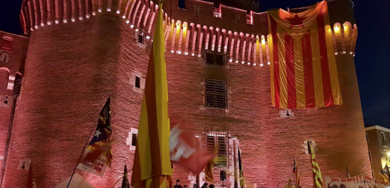 Les indépendantistes catalans brûlent un drapeau français et bloquent l’autoroute
