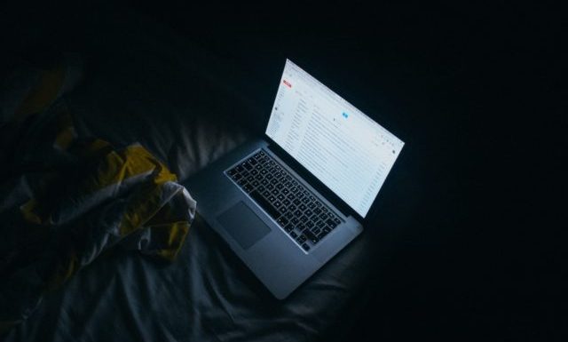 Contrôler l’accès aux sites porno via la reconnaissance faciale : une piste étudiée en Australie