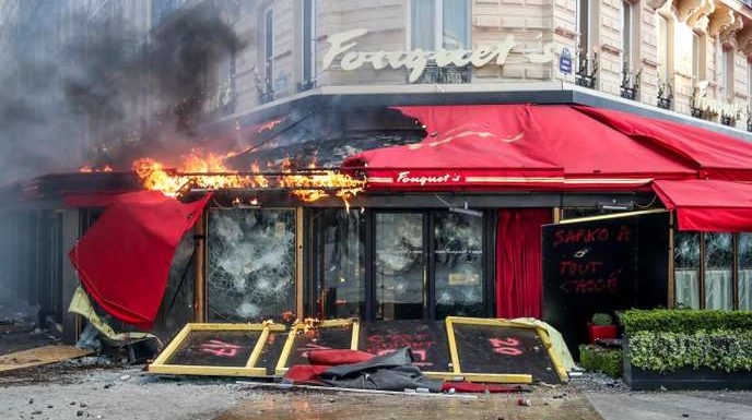 Un couple de « gilets jaunes » en procès pour un vol de fourchettes au Fouquet’s