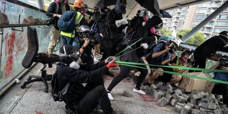 Hong Kong : premiers heurts dans les universités, la police bat en retraite