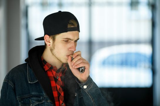 E-cigarette : un ado de 17 ans manque de perdre ses poumons