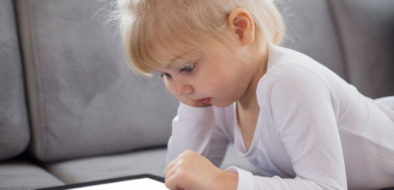 Les enfants ont accès aux smartphones de plus en plus tôt (et ce n’est pas sans risque)
