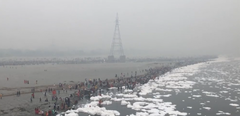 Non, il ne s’agit pas de neige. Cette rivière indienne est recouverte de mousse toxique !