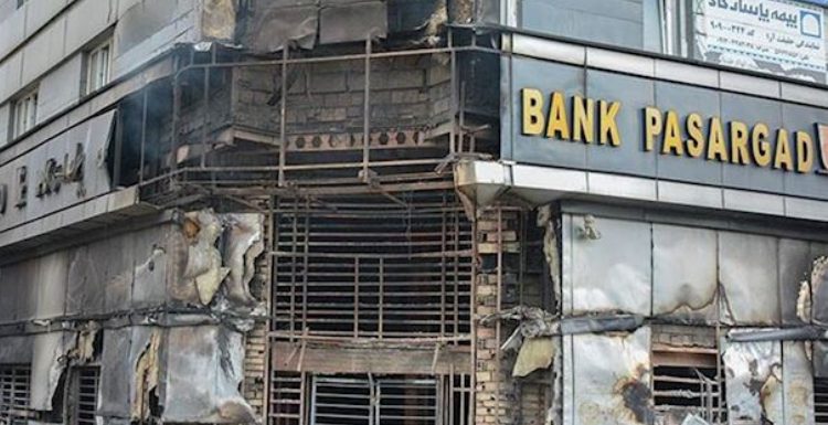 Pourquoi les manifestants iraniens mettent-ils le feu aux banques ?