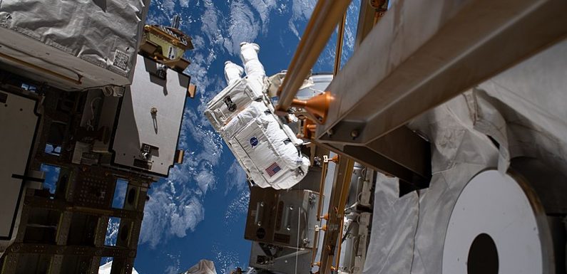 Wikipedia : une astronaute corrige dans l’espace l’article sur sa propre sortie extravéhiculaire