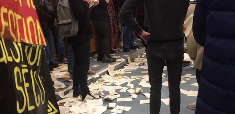 Livres détruits par des étudiants : « La démocratie exige l’échange », rappelle la librairie indépendante touchée, choquée