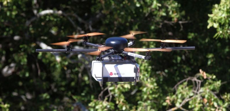Au nord de Grenoble, la Poste livre désormais des colis par drone dans une zone montagneuse