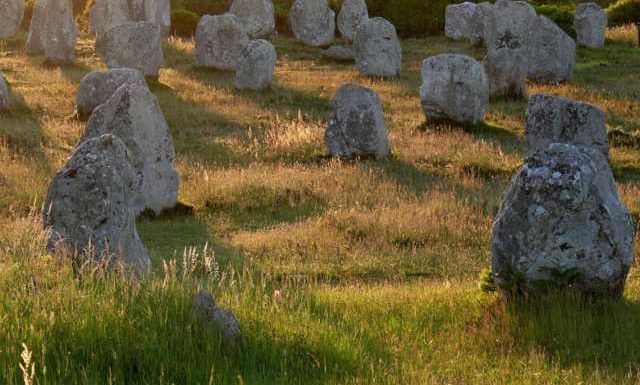 Menhir, bijou, balai… 10 mots français qui viennent du breton