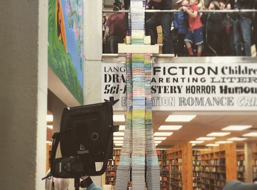 Une pile de livres de plus de six mètres de haut, un record mondial