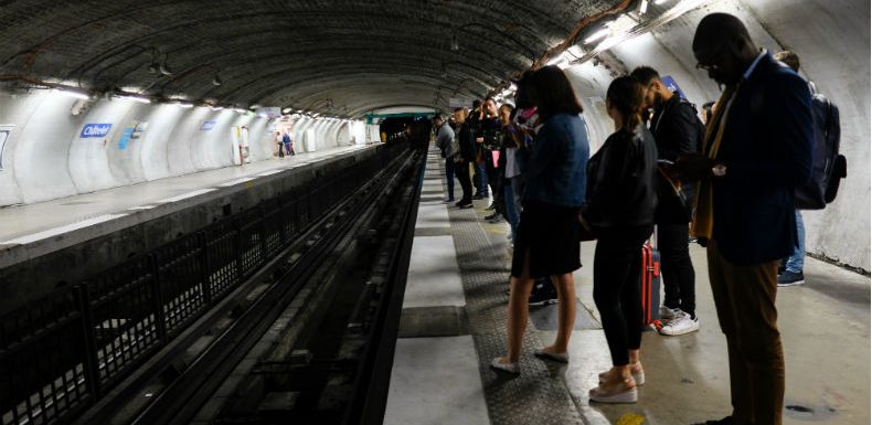 Précarité : dans le métro parisien, un SDF sur cinq a un emploi