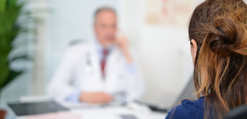 Pourcentage de rendez-vous obtenus et de refus par spécialité, selon le profil de la patiente (effectifs bruts)