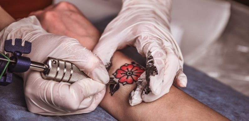 Se faire tatouer pourrait renforcer le système immunitaire selon ces études