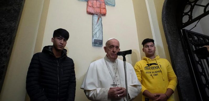 Migrants : le pape expose un gilet de sauvetage « crucifié » à l’entrée du Vatican