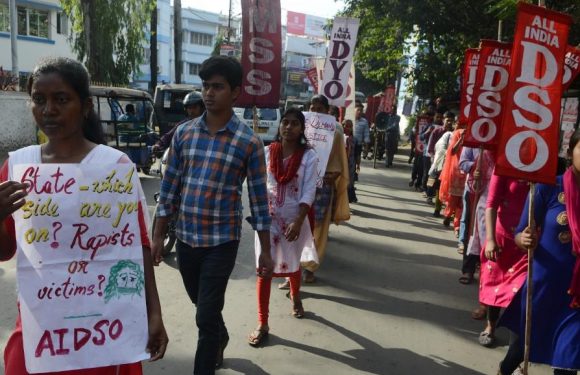 Inde : la victime de viol brûlée vive sur le chemin du tribunal est décédée