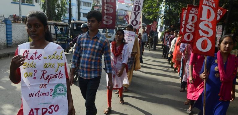 Inde : la victime de viol brûlée vive sur le chemin du tribunal est décédée