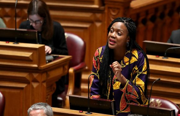 “Noire, bègue et pauvre” : Joacine, la députée qui secoue le Parlement portugais