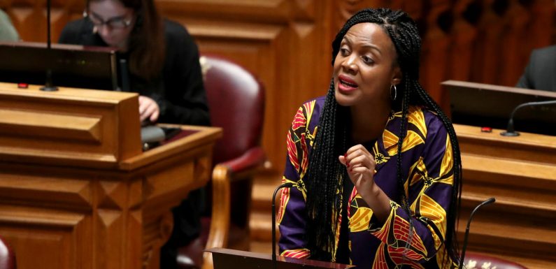 “Noire, bègue et pauvre” : Joacine, la députée qui secoue le Parlement portugais