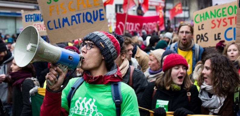 « Pas de planète, pas de retraite », « métro-boulot-caveau » : ces slogans de la manif du 5 décembre qui montrent une convergence des luttes
