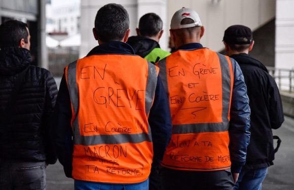 « Tous ensemble » : à Paris-Gare-de-Lyon, des profs se mêlent aux AG de cheminots