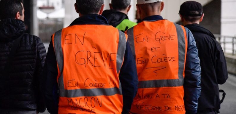 Convergence des grèves : à Paris-Gare-de-Lyon, des profs se mêlent aux AG de cheminots