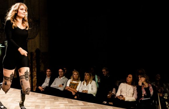 « Les gens au premier rang sont surpris » : Pernelle, amputée des mains et des jambes, défile ce samedi à Paris