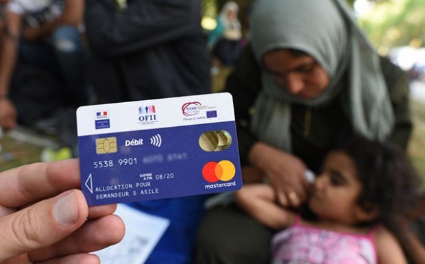 Allocation demandeur d’asile : des migrants se plaignent de la nouvelle carte bancaire qui ne leur permet plus de retirer de liquide