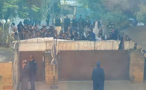 Pakistan : les locaux d’un journal assiégés pour avoir rappelé l’origine pakistanaise du terroriste du London Bridge Usman Khan